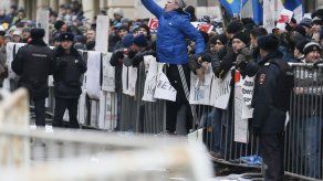 Fiscalía rusa intentó quitar custodia parental a pareja que fue a manifestación con su bebé