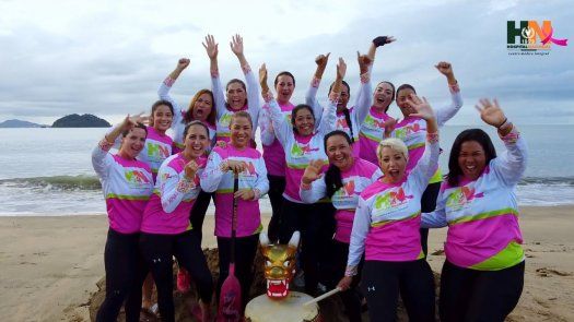 Equipo de Remo Dragón Pink Warriors Panamá compuesto por 36 mujeres sobrevivientes de cáncer.