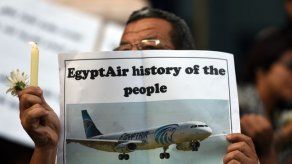 Egipto niega hipótesis de incendio en avión caído