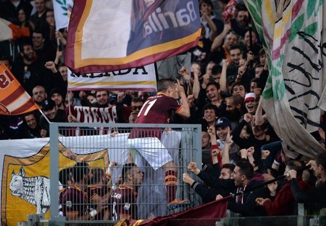 Roma derrota a Parma y se acerca a ocho puntos de Juventus