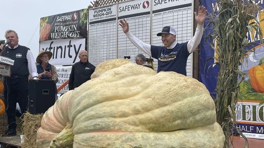 El récord mundial pertenece a un granjero de Italia, quien cultivó una calabaza de 1.225 kilogramos (2.702 libras) en 2021, según Guinness World Records.
