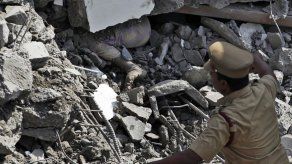 Cinco detenidos tras colapso de edificios en India