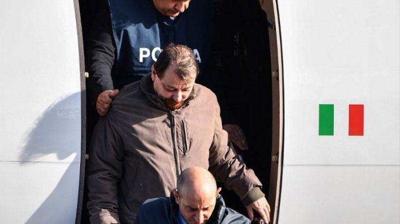 Cesare Battisti llegó a Roma y fue trasladado a la cárcel