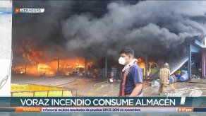 Incendio consume almacén en Santiago