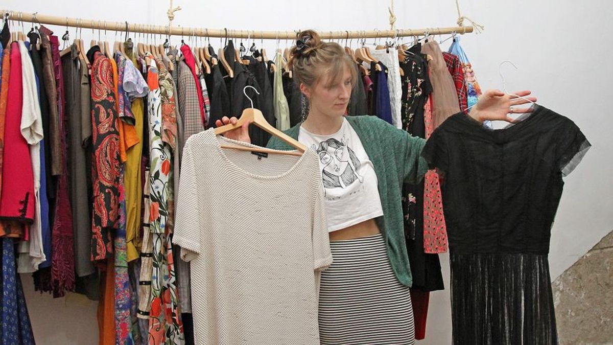 Sara visita la tienda de ropa Ripley, y compra las prendas (lentes, par de  zapatos, correa y blusa) que se 