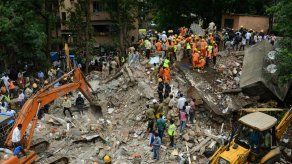Aumentan a 12 los muertos por el derrumbe de un edificio en la India