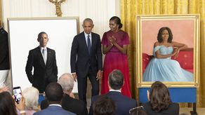 Barack y Michelle Obama junto a sus retratos.