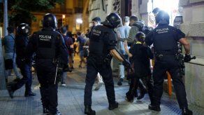 Policía dispersa cientos independentistas ante parlamento y policía catalanes