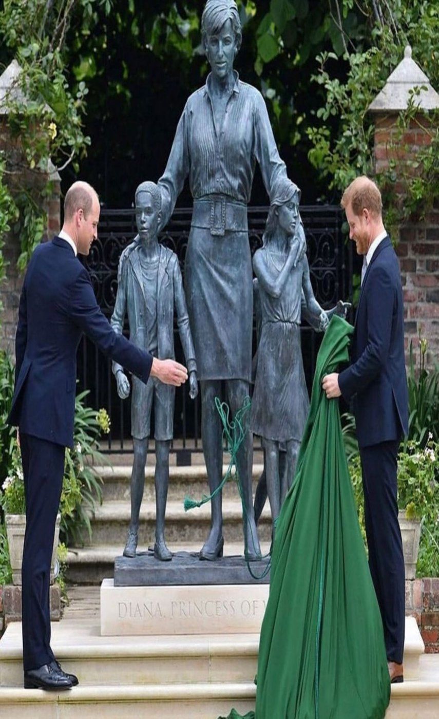 Los príncipes Guillermo y Enrique.