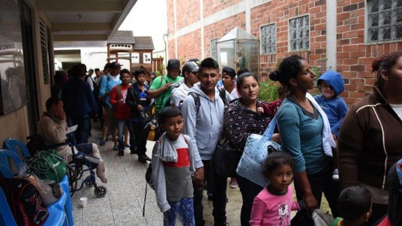 Migrantes hondureños marchan en caravana por Guatemala en intento de llegar a EEUU