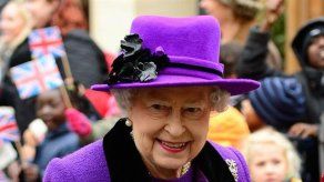 La reina Isabel II acercó a un periodista a casa en su avión privado