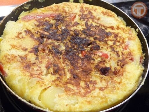 Tortilla española con pimientos y requesón.