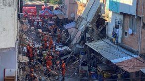 Edificio residencial de cuatro pisos se derrumbó este jueves en la ciudad brasileña de Río de Janeiro.