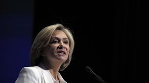 Pécresse, jefa de la región de París y exministra conservadora, es la primera mujer seleccionada como candidata presidencial por Los Republicanos.