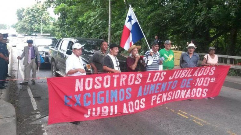 Jubilados cierran vías en Chiriquí y en la 5 de Mayo