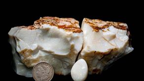 El ópalo es más grande que un ladrillo y está partido en dos trozos.