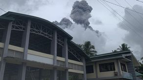 El Bulusan, uno de los volcanes más activos del país, ha mostrado actividad en los últimos años, con nubes de vapor intermitentes y expulsiones de vapor.
