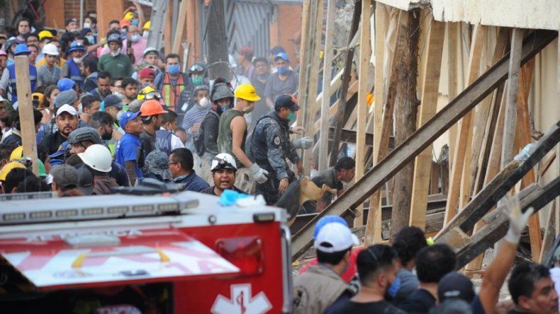 Hallan cuerpo en escuela colapsada en México, aún falta la niña