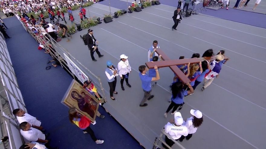 Peregrinos de los cinco continentes saludan al Papa y le presentan los símbolos de la JMJ
