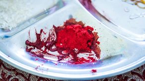 EE. UU. prohíbe el uso alimenticio del colorante rojo nº 3, presente en bebidas y dulces.