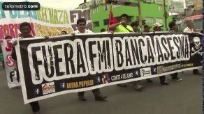 Cientos de trabajadores marchan contra el FMI en Perú