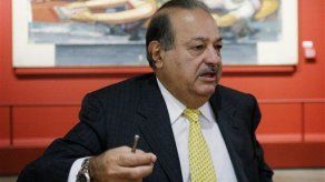 Slim asiste a nombramiento de galería