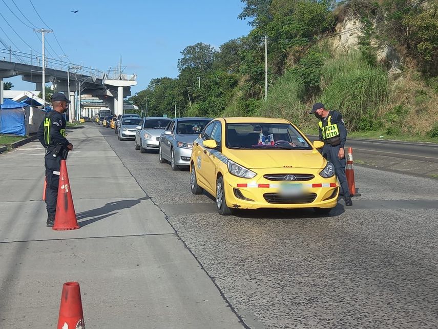 Unidades de la Dirección de Operaciones del Tránsito de la Policía Nacional realizan operativos de seguridad vial.