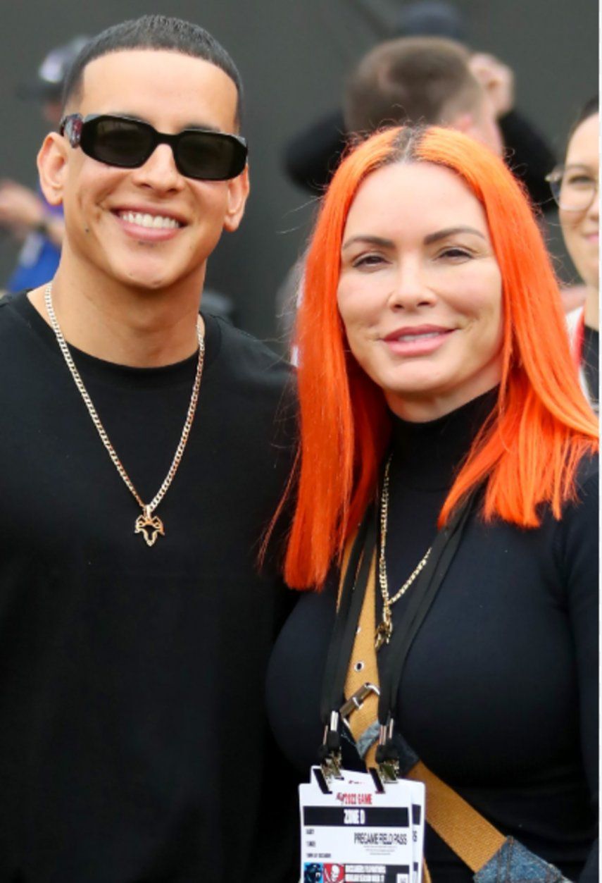 Daddy Yankee planeando su último concierto y su esposa pidiendo trabajo en tiendas