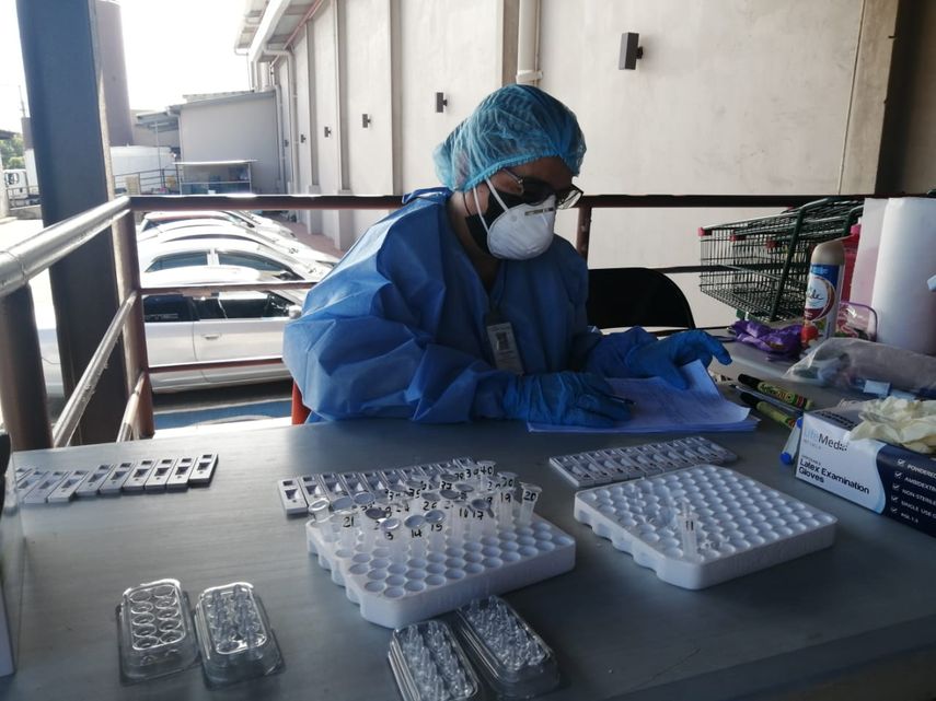 Personal de salud aplica pruebas para detectar covid-19.