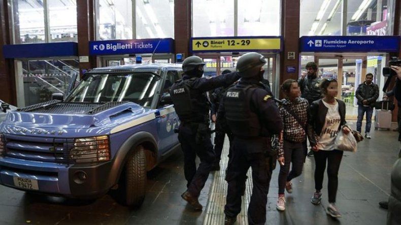 Un hombre con un arma de juguete provoca la evacuación de la estación de Roma