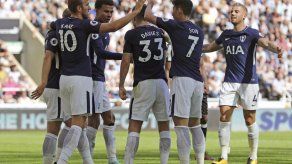 Man United y Tottenham ganan en la Premier