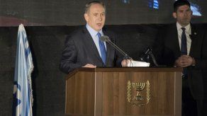 Una caricatura de Netanyahu desnudo y con corona como protesta estudiantil