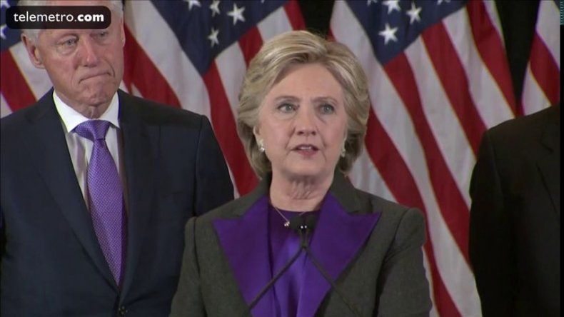 Clinton se ofreció para trabajar con Trump y le deseó éxito