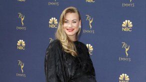 Strahovski desvela por accidente el sexo del bebé que espera en los Emmy