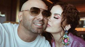La esposa del reguetonero Wisin lanza la línea de ropa God Never Fails
