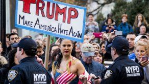 Atacan web de Trump y protestan en hotel donde se reunía con empresarios