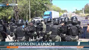 Estudiantes y docentes de la Unachi son dispersados por unidades antimotines de la Policía Nacional Estudiantes y docentes de la Unachi son dispersados por unidades antimotines de la Policía Nacional