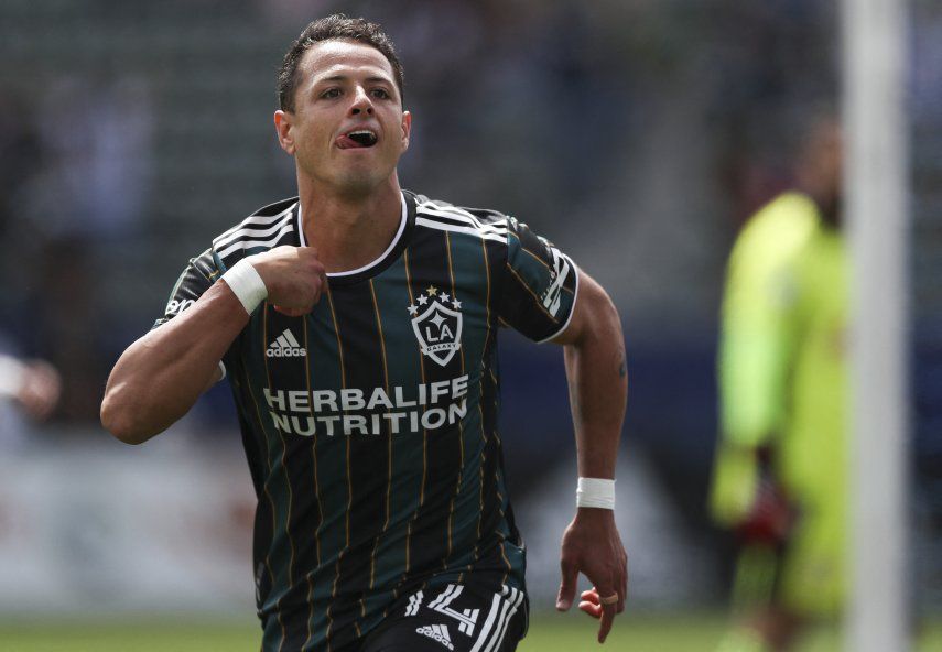 La exmujer de Chicharito le acusa de poner en peligro a sus dos hijos pequeños