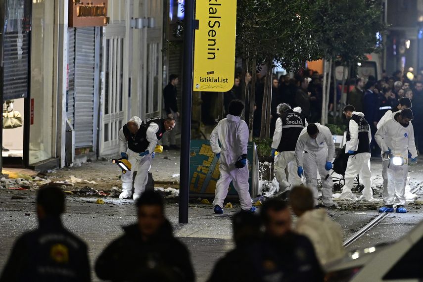 policías turcos aseguran el área después de que una fuerte explosión de origen desconocido sacudiera la concurrida calle comercial de Istiklal en Estambul.