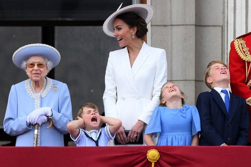 Príncipe Luis muestra molestia por el ruido de la celebración de la Reina Isabel II