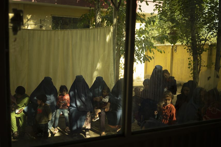 Hospital afgano: Médicos no cobran