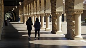 Algunas universidades empezarán a exigir el uso de mascarillas al finalizar el año.