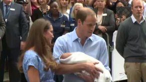 Catalina y Guillermo presentan a su hijo al salir del hospital