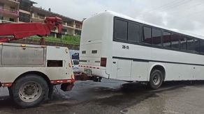 Los buses fueron removidos con grúas.