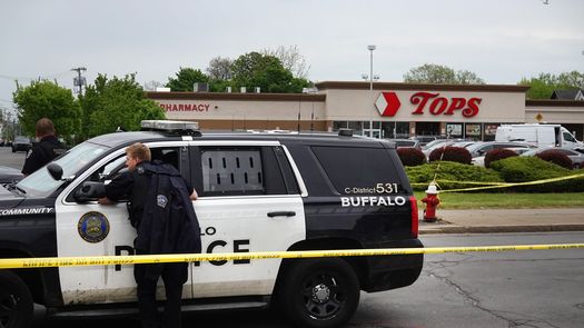 La policía y los agentes del FBI continúan investigando el tiroteo en Tops Market en Buffalo, Nueva York.