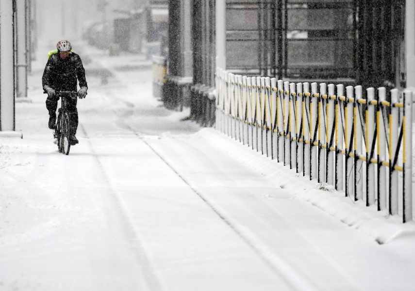 El transporte público fue entorpecido por las fuertes nevadas.