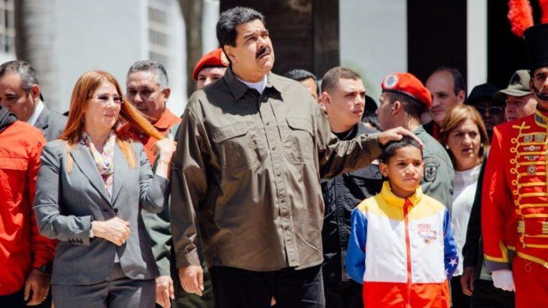 En su granja de gallinas, Maduro anima a venezolanos a producir huevos en casa