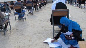 La foto de una madre con su bebé en un examen conmueve a Afganistán