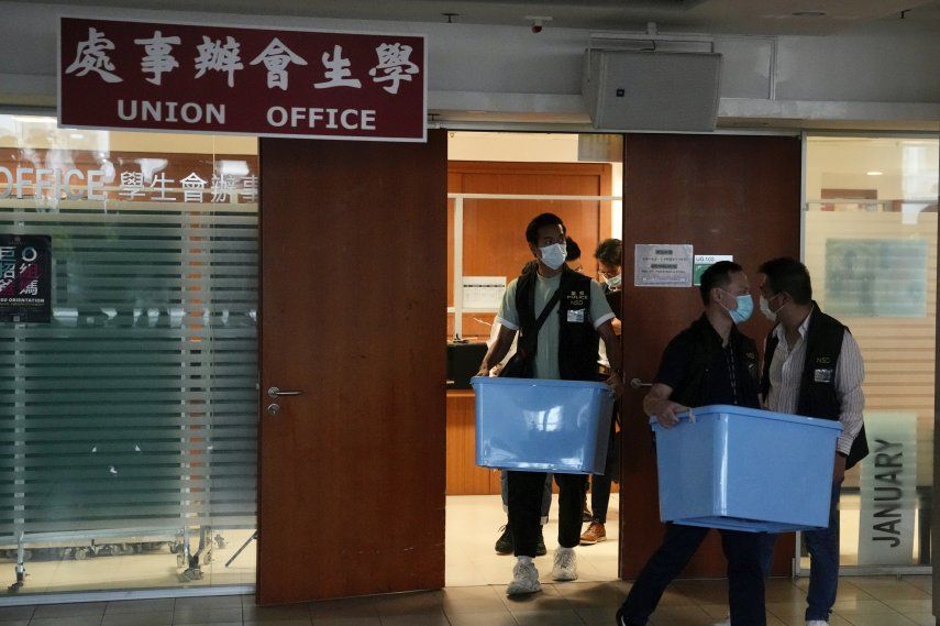 La policía allanó la oficina en la Universidad de Hong Kong y acordonó el área. No había estudiantes en el sitio en el momento de la operación.