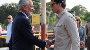 El secretario de Defensa de Estados Unidos visita a las esclusas de Miraflores del Canal de Panamá.
